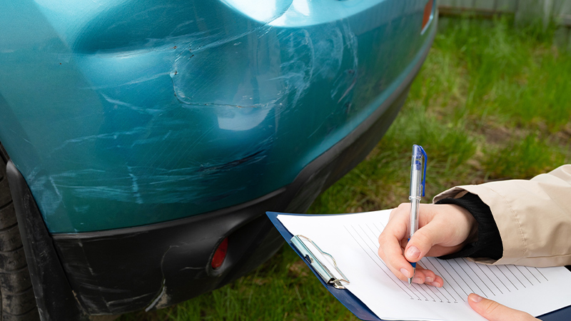 Una persona che sta compilando il modulo di richiesta accesso ai documenti di un sinistro